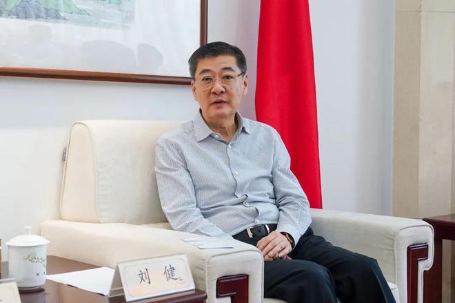 今天刘健会见施耐德电气能源管理低压业务中国区负责人任婧(图1)