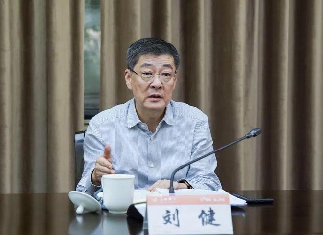 今天刘健会见施耐德电气能源管理低压业务中国区负责人任婧(图4)