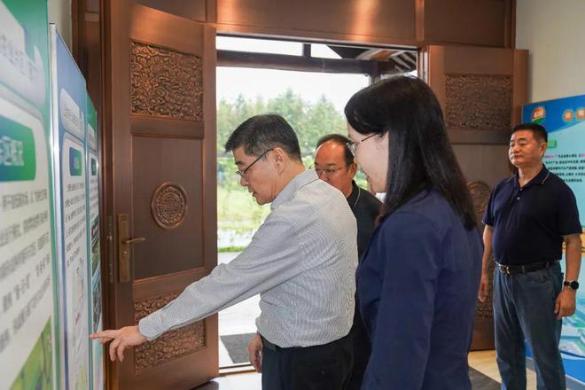 今天刘健会见施耐德电气能源管理低压业务中国区负责人任婧(图5)