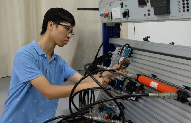 广州南洋理工职业学院：电气自动化就是这么溜(图3)