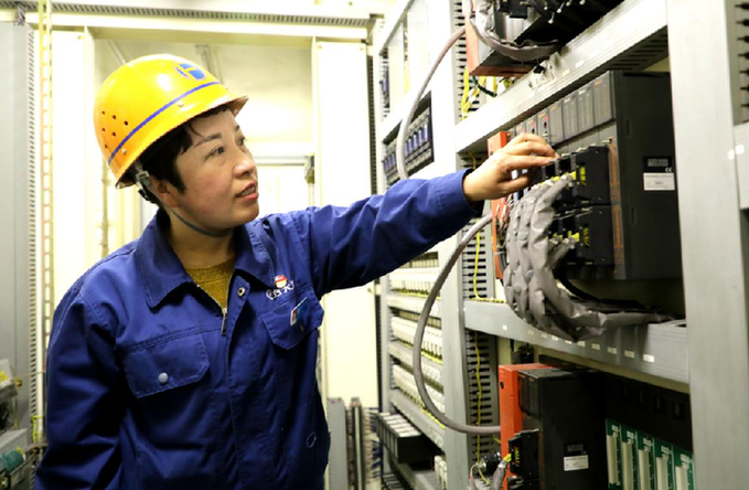 从“技术改造能手”到“电气自动化专家” ——记全国劳模方大炭素电气工程师张平香(图4)