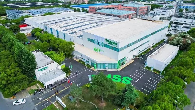 直击引领区丨只用了5天六赴进博会的施耐德电气全球新品从“首秀”完成“首发”(图1)