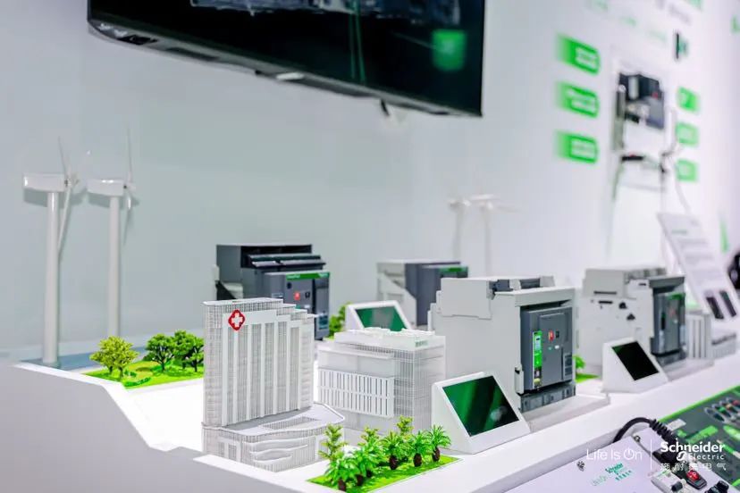 直击引领区丨只用了5天六赴进博会的施耐德电气全球新品从“首秀”完成“首发”(图2)