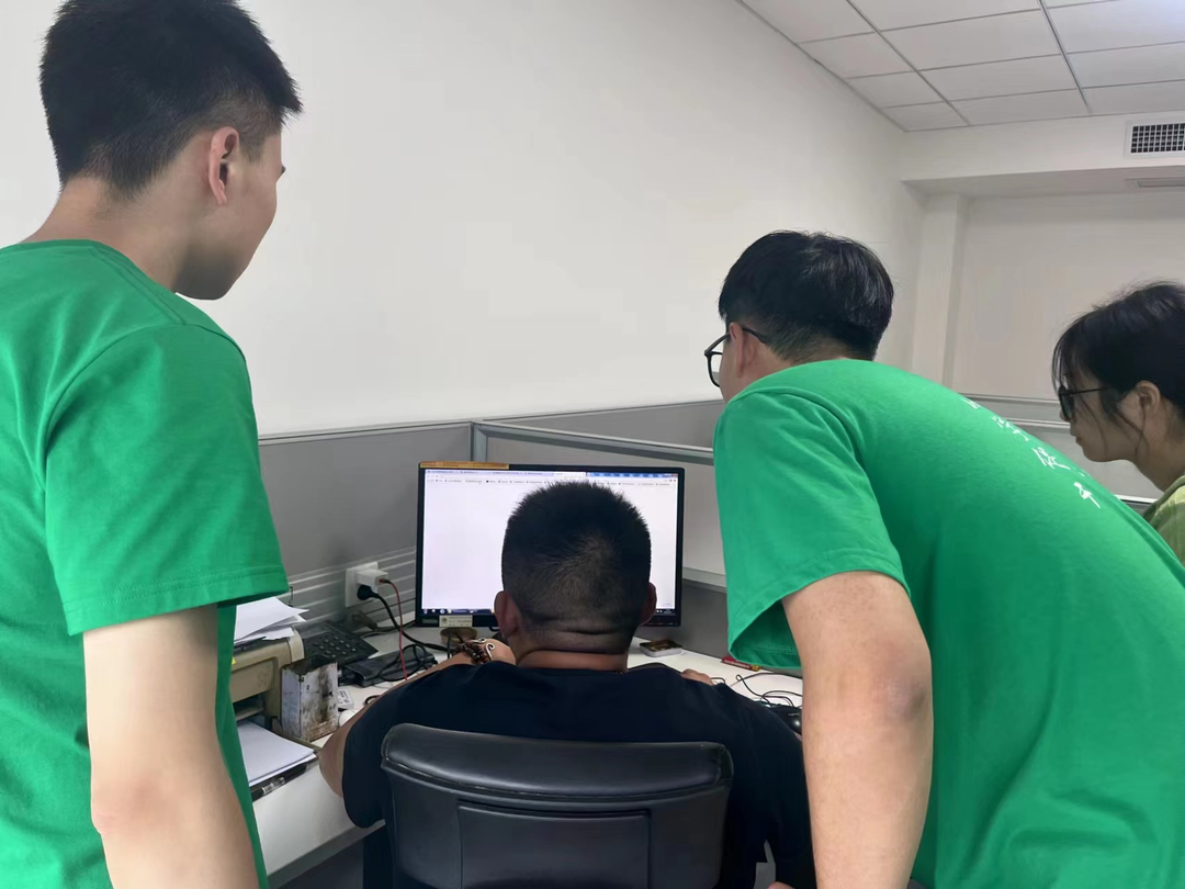 长理电气学子观摩学习配电自动化终端检查工作(图1)