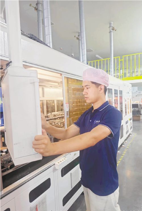 花都新质生产力中的年轻人： 他矢志研发为光伏“添光”(图2)