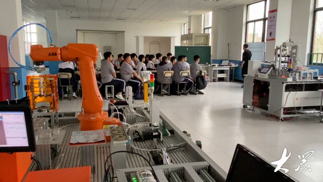 从迷茫到冲击国赛俩文登学子职校生涯上演现代版“凿壁偷光”(图2)