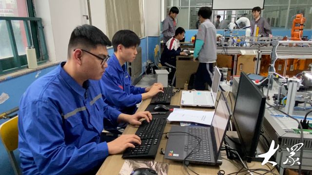 从迷茫到冲击国赛俩文登学子职校生涯上演现代版“凿壁偷光”(图3)