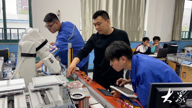 从迷茫到冲击国赛俩文登学子职校生涯上演现代版“凿壁偷光”(图4)