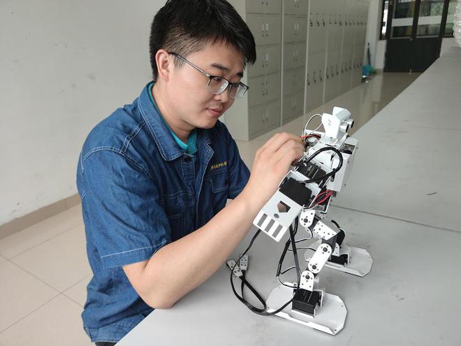 深情育桃李匠心致青春丨济宁技师学院青年教师践行育人育才使命(图1)