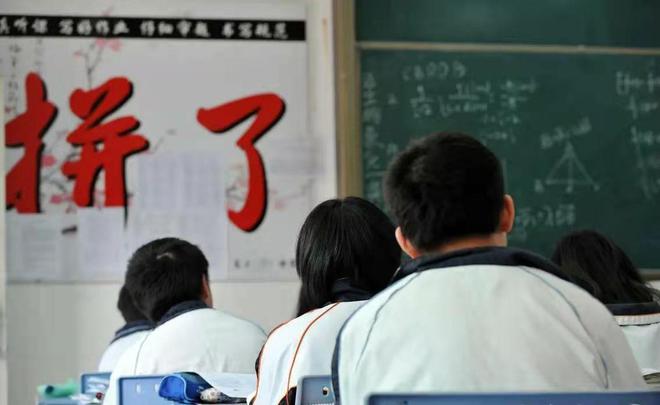回顾高考疯子吴善柳：10年一直高考考上北大都不去必须上清华(图1)
