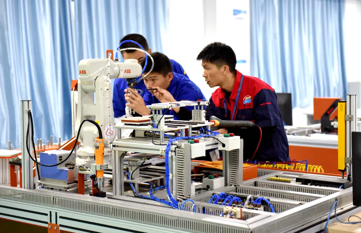 技行天下智造未来丨宝山技工学校先进制造系欢迎您!(图2)