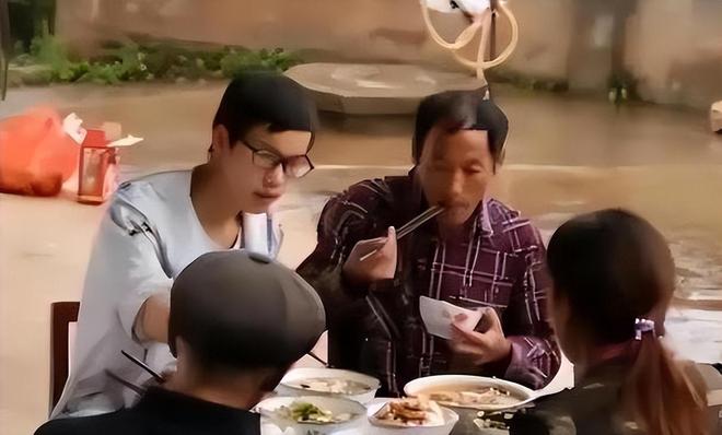2019年搬砖小伙林万东：高考713分被嘲上清华也没用如今怎样(图7)