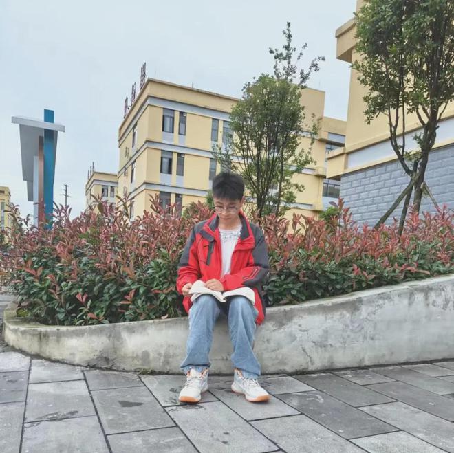 理科626分！镇雄芒部中学朱羽斌查完分数就忙着去打工……(图1)