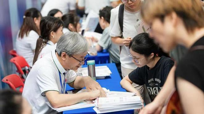 高考十大热搜专业出炉！计算机机跌出前三电气工程夺得第一(图1)